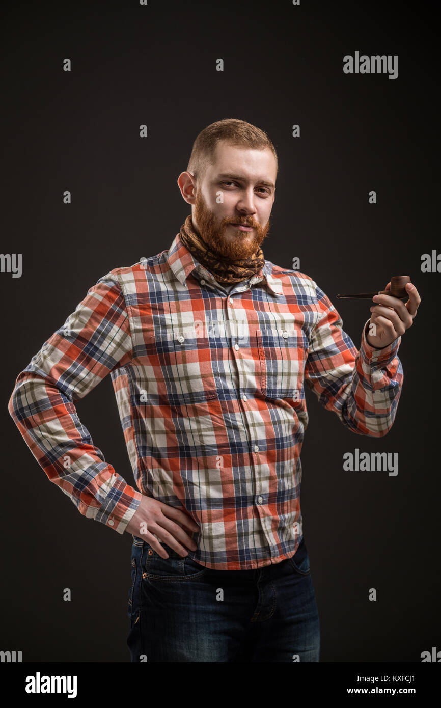 Ritratto di uomo sorridente tenuta tubo di fumo Foto Stock