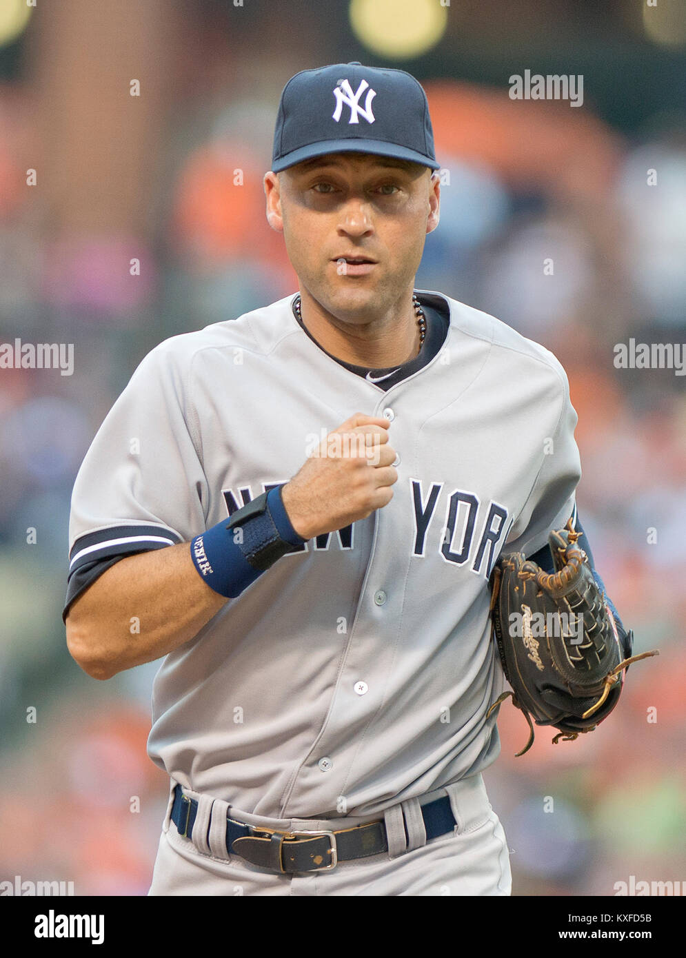 New York Yankees shorstop Derek Jeter (2) corre al Yankee piroga dopo l'ultima nel settimo inning contro i Baltimore Orioles a Rigogolo Park a Camden Yards a Baltimora, MD il 12 luglio 2014. Gli Yankees ha vinto il gioco di 3 - 0. Credito: Ron Sachs / CNP /MediaPunch (restrizione: NO New York o New Jersey o giornali quotidiani nel raggio di 75 miglia da New York City) Foto Stock