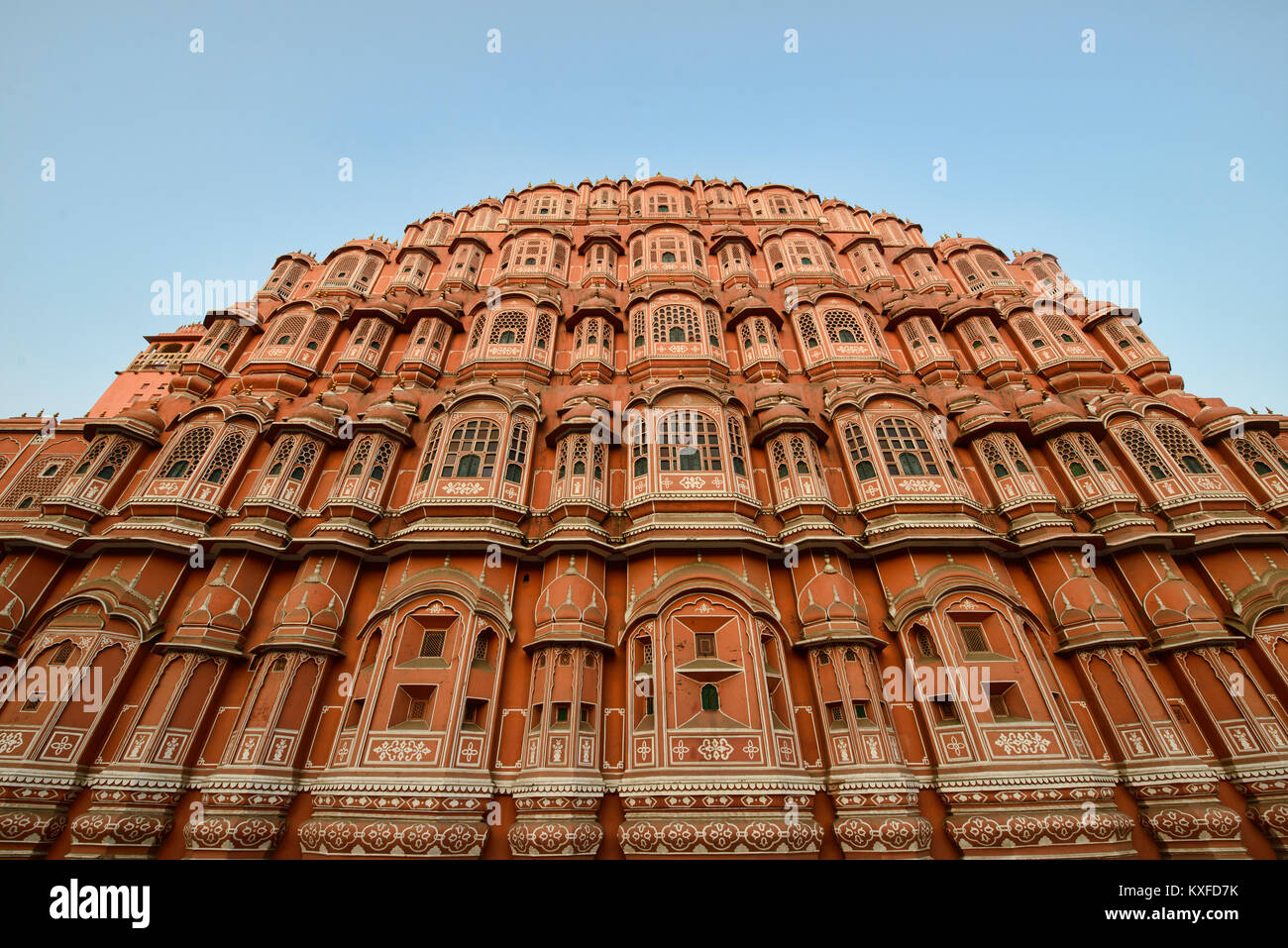 La sorprendente di arenaria rossa e Hawa Mahal (palazzo dei venti), Jaipur, India Foto Stock