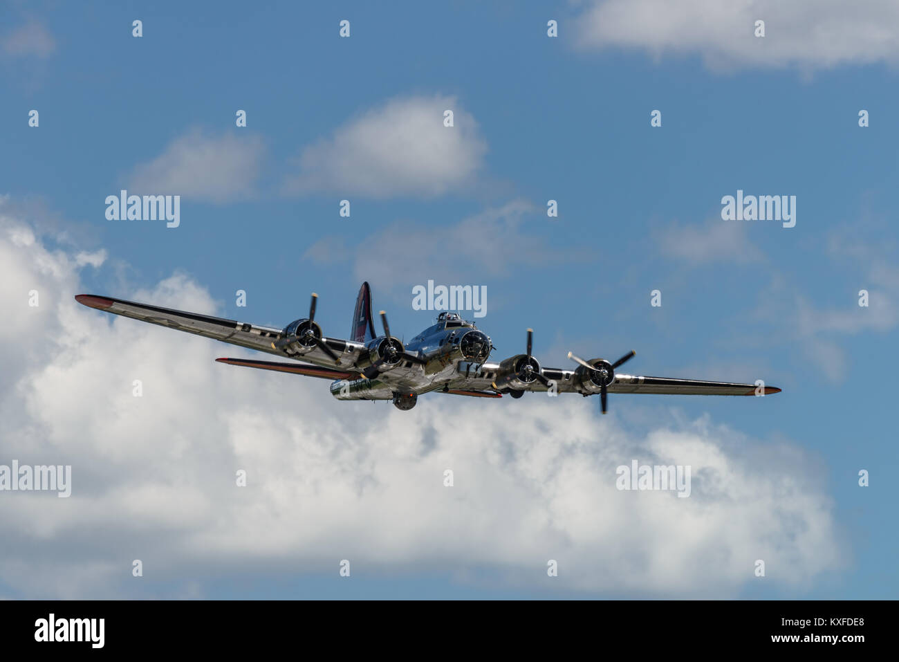 Lettura, PA - Giugno 3, 2017: Boening B-17G Flying Fortress "Yankee Lady' in volo durante la II Guerra Mondiale rievocazione storica a Mid-Atlantic Air Museum Foto Stock