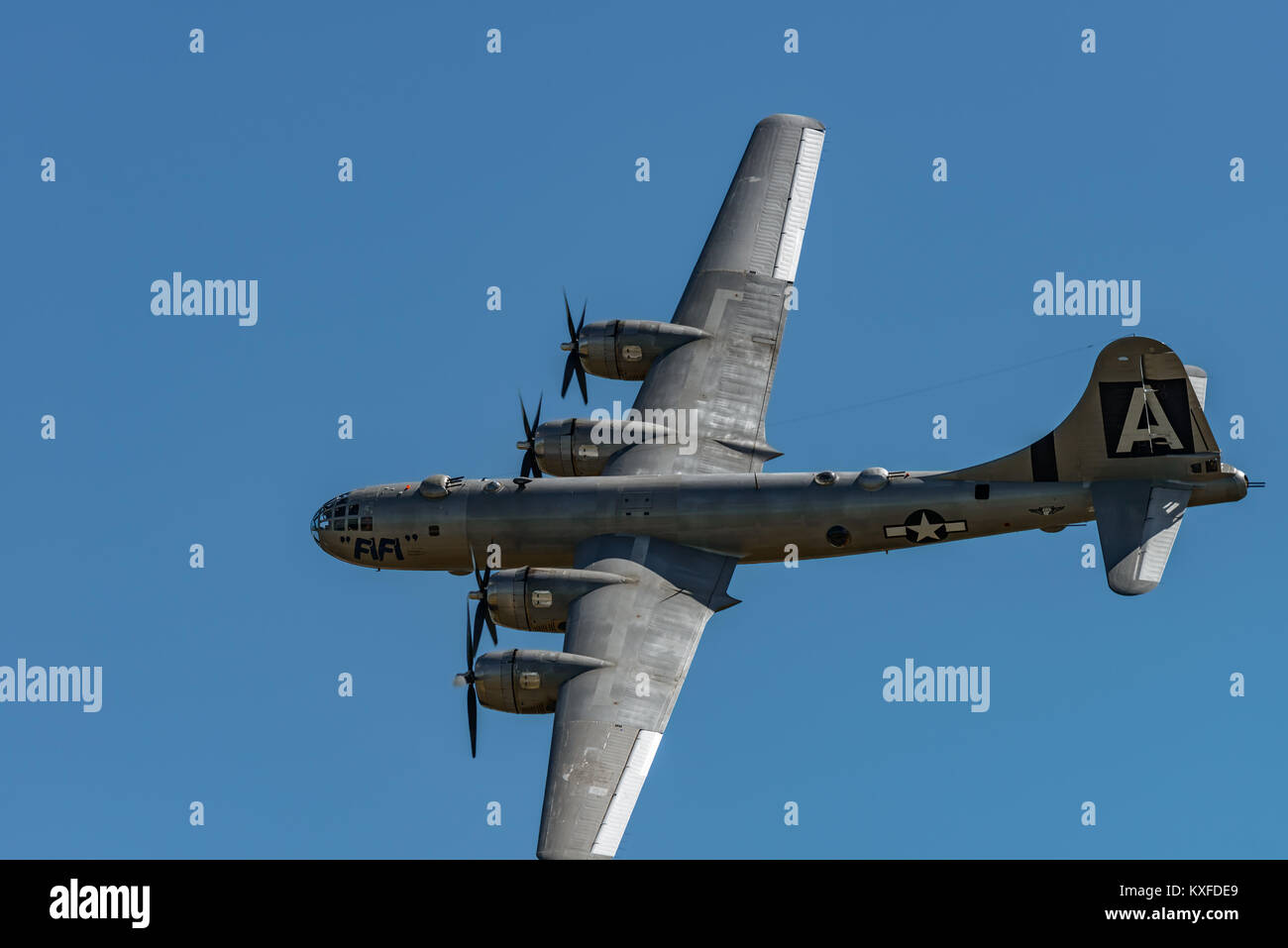 Lettura, PA - Giugno 3, 2017: Boening B-29 Superfortress 'FIFI' in volo durante la II Guerra Mondiale rievocazione storica a Mid-Atlantic Air Museum Foto Stock