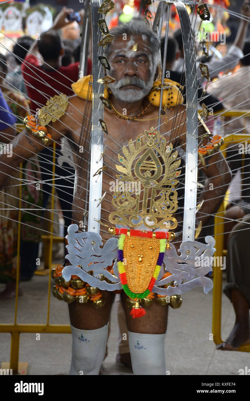 Thaipusam è un festival indù dove i devoti si riuniscono per una processione, portando i segni di devozione e di riconoscenza. Singapore, 27 Gen 2013 Foto Stock