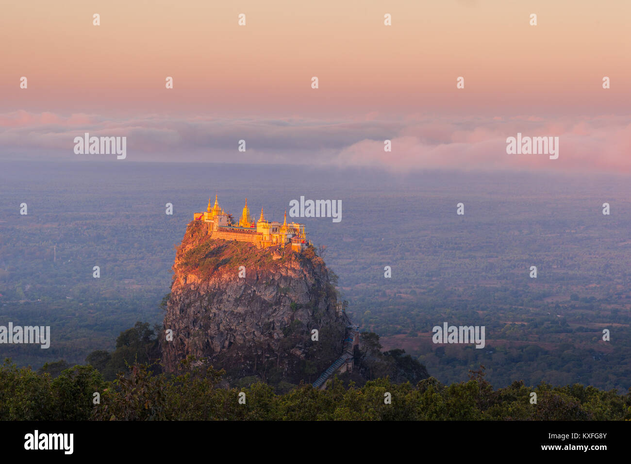 Taung Kalat monastero su Mt. Popa, Myanmar presso sunrise Foto Stock