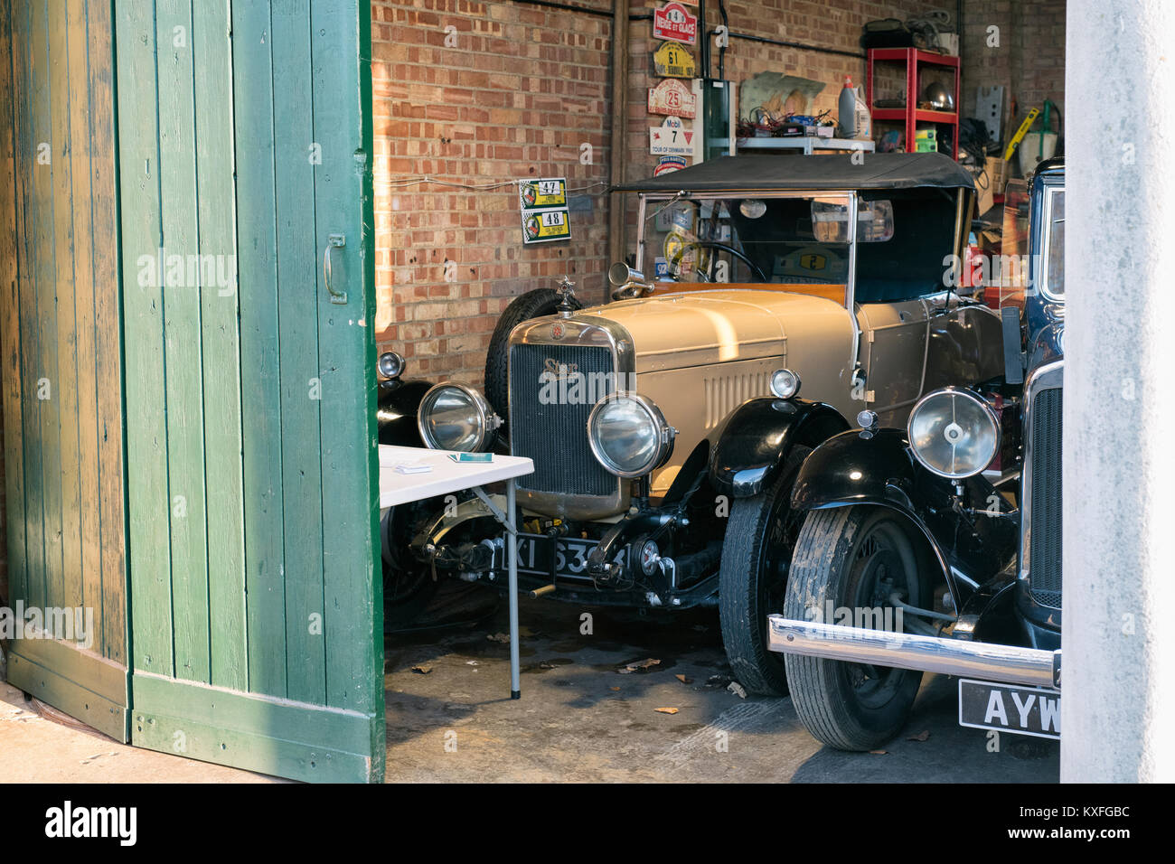 Auto d'epoca compresa una 1926 Star auto in un garage a Bicester Heritage Centre. Bicester, Oxfordshire, Inghilterra. Foto Stock