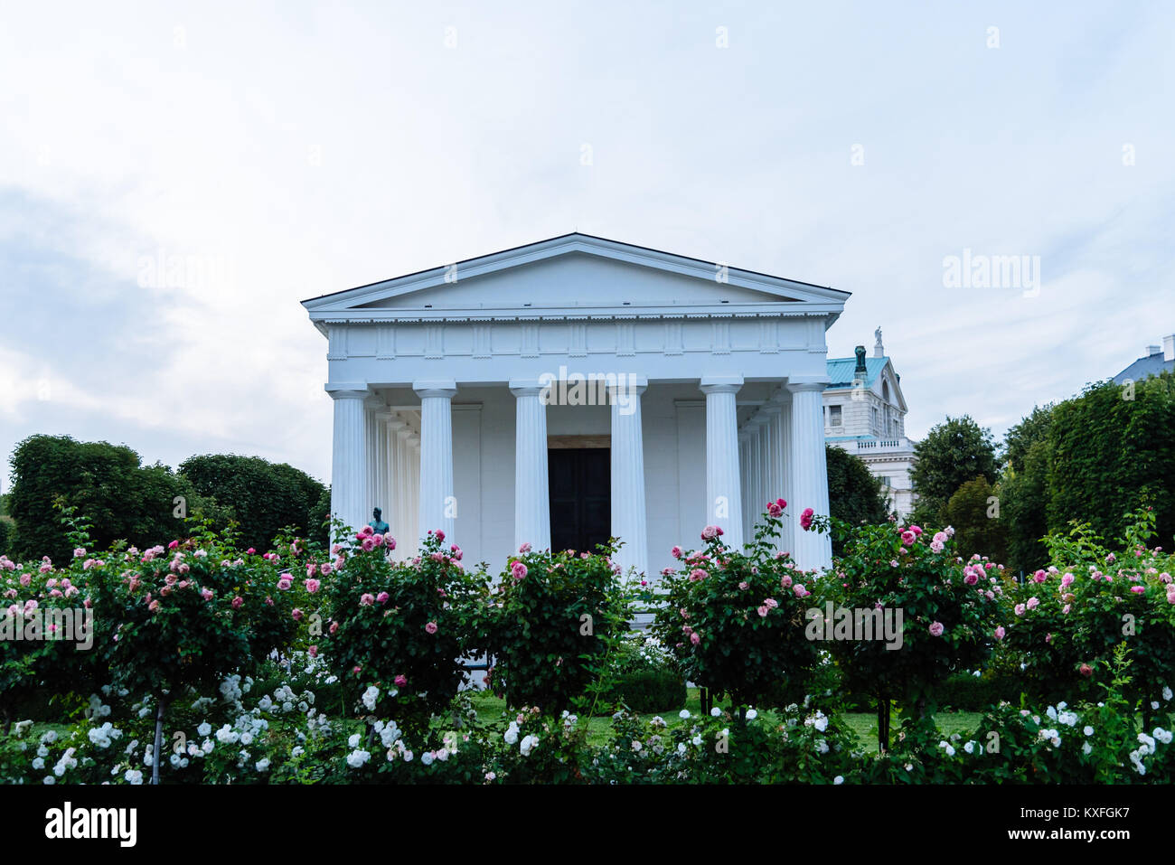 Vienna, Austria - Agosto 17, 2017: Tempio nel parco Volksgarten al tramonto Foto Stock