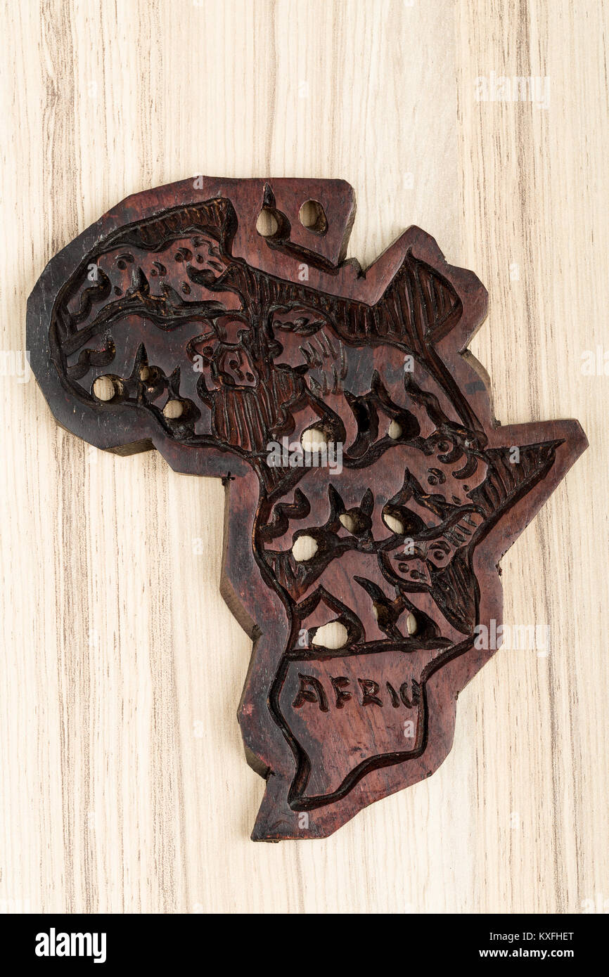 Mappa di legno del continente africano con animali, cinque grandi Foto Stock