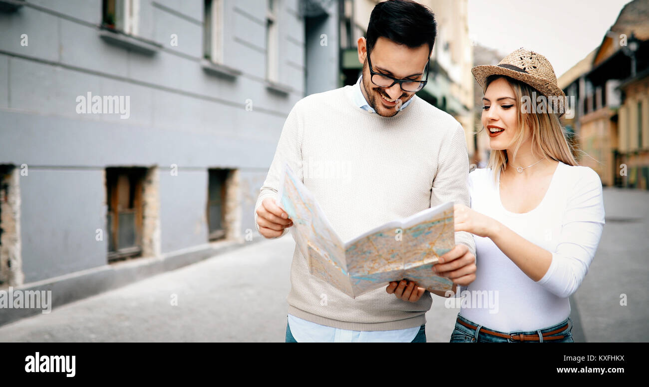 Felici turisti città turistiche con mappa Foto Stock