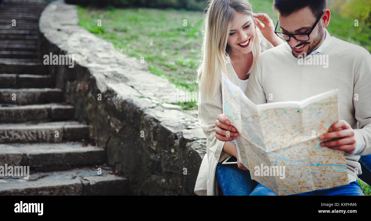 Felici turisti città turistiche con mappa Foto Stock