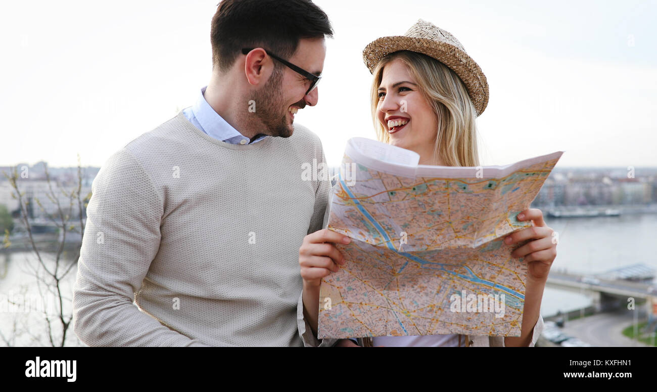 Felici turisti città turistiche con mappa Foto Stock