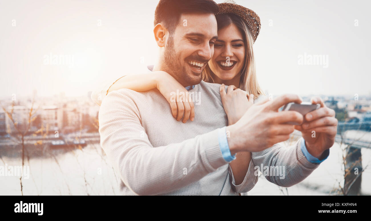 Matura in amore tenendo selfies all'aperto Foto Stock