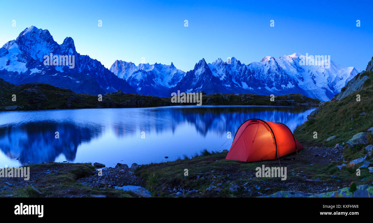 Tenda Rossa a Lac De Chéserys nelle montagne vicino a Chamonix, Francia, durante il sunrise. Foto Stock