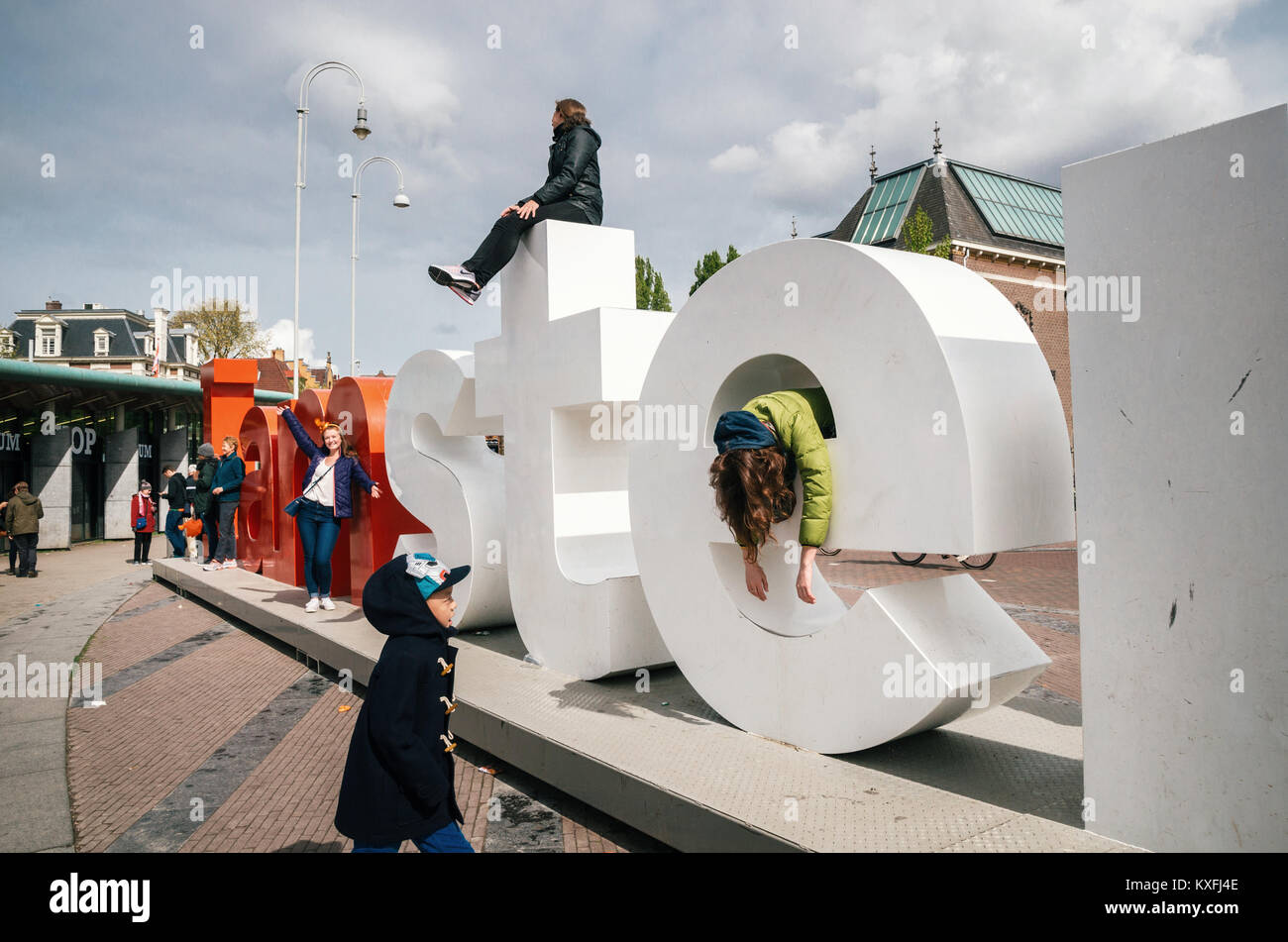 Amsterdam, Paesi Bassi - Aprile 27,2017: Diversità turisti interagire con enormi lettere I Amsterdam - simbolo della città. Foto Stock