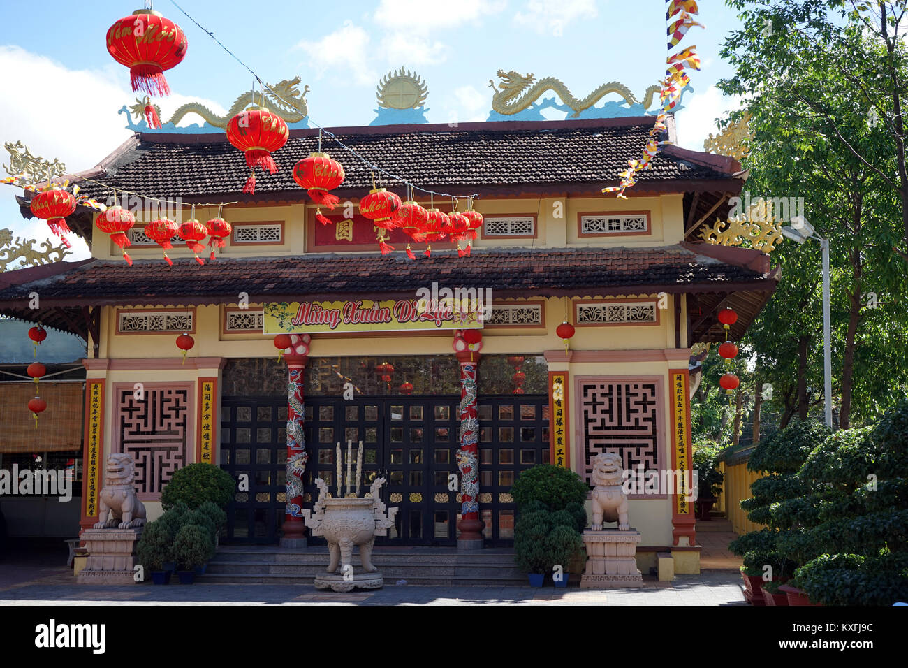 KON TUM, VIETNAM - circa gennaio 2017 facciata di Chua Hue Huong tempio Foto Stock