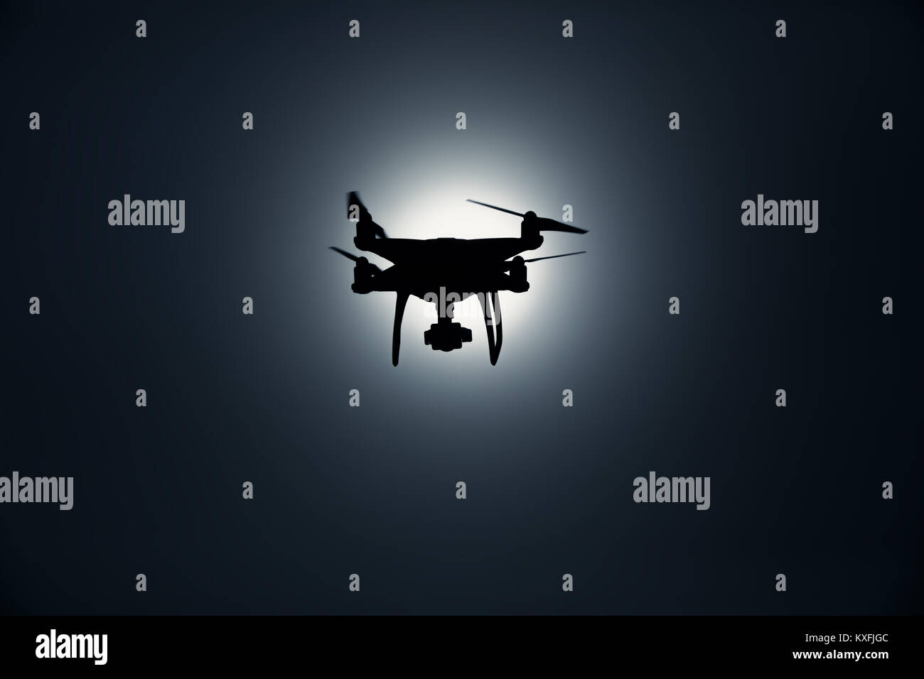 Sliven, Bulgaria - dicembre 27,2017: immagine del fantoccio DJI 4 Pro Plus drone UAV quadcopter che spara 4k video e 21 mp immagini fisse ed è il controllo Foto Stock