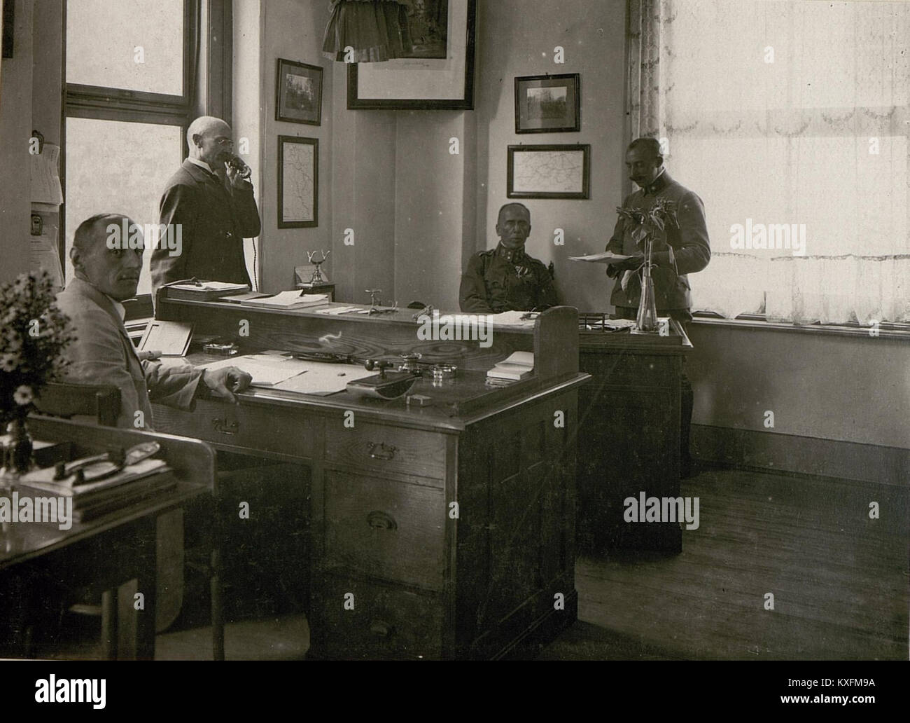 Questa fotografia raffigura il Werkstätte alpino di Klagenfurt, scattato tra marzo e settembre del 1917. L'immagine si concentra sulla sezione Kanzlei (ufficio), evidenziando l'ambiente industriale durante la prima guerra mondiale Foto Stock