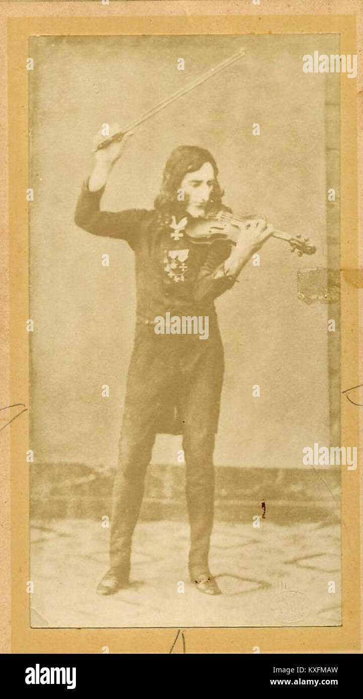 Questa tessera Imperial Cabinet Card del 1900 presenta un falso daguerreotipo del famoso violinista italiano Niccolò Paganini, che mostra le prime fotografie e la storia della musica. Foto Stock