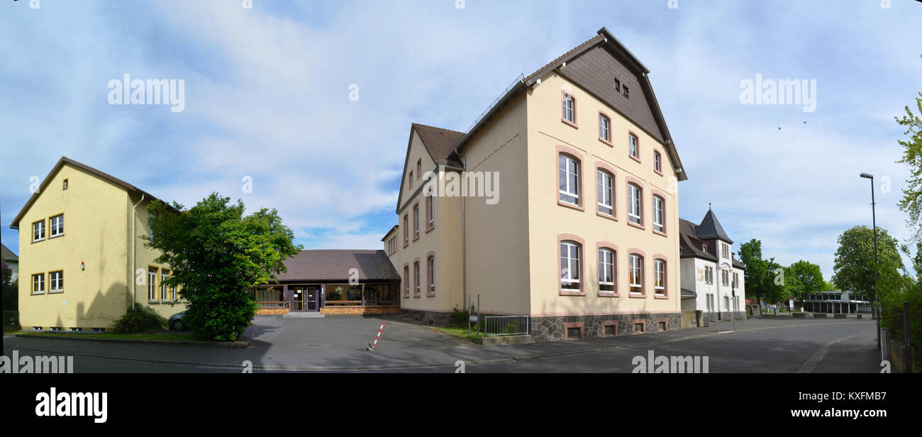 Fotografia panoramica dell'Haupt- and Realschule su Jahnstraße ad Alsfeld, Germania, che mostra l'edificio scolastico, le strade circostanti e l'ambiente educativo. Foto Stock