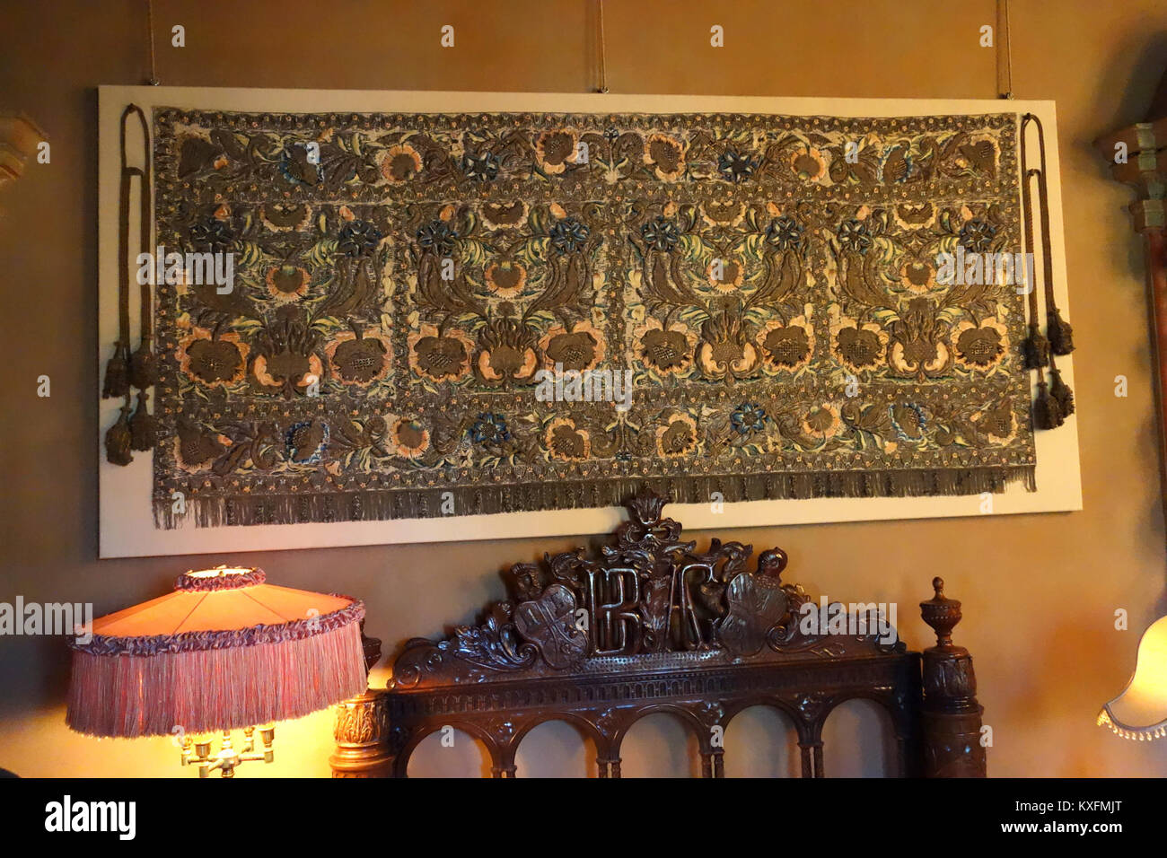 Una fotografia di una pala d'altare situata nella camera da letto della Suite del Doge presso il Castello di Hearst, che espone opere d'arte religiose e design decorativo degli interni. Foto Stock