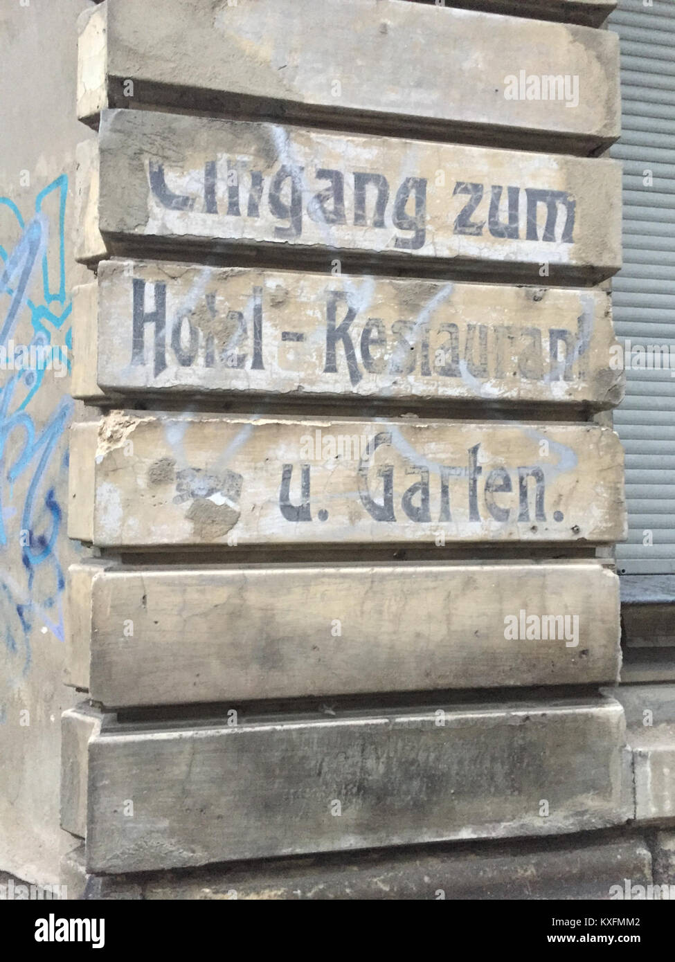 Questa immagine mostra un'antica iscrizione su un muro a Bahnhofstraße 28 a Zittau, Sassonia, Germania, che riflette un indirizzo urbano storico e la sua segnaletica tipografica su un paesaggio stradale di fine XIX o inizio XX secolo. Foto Stock