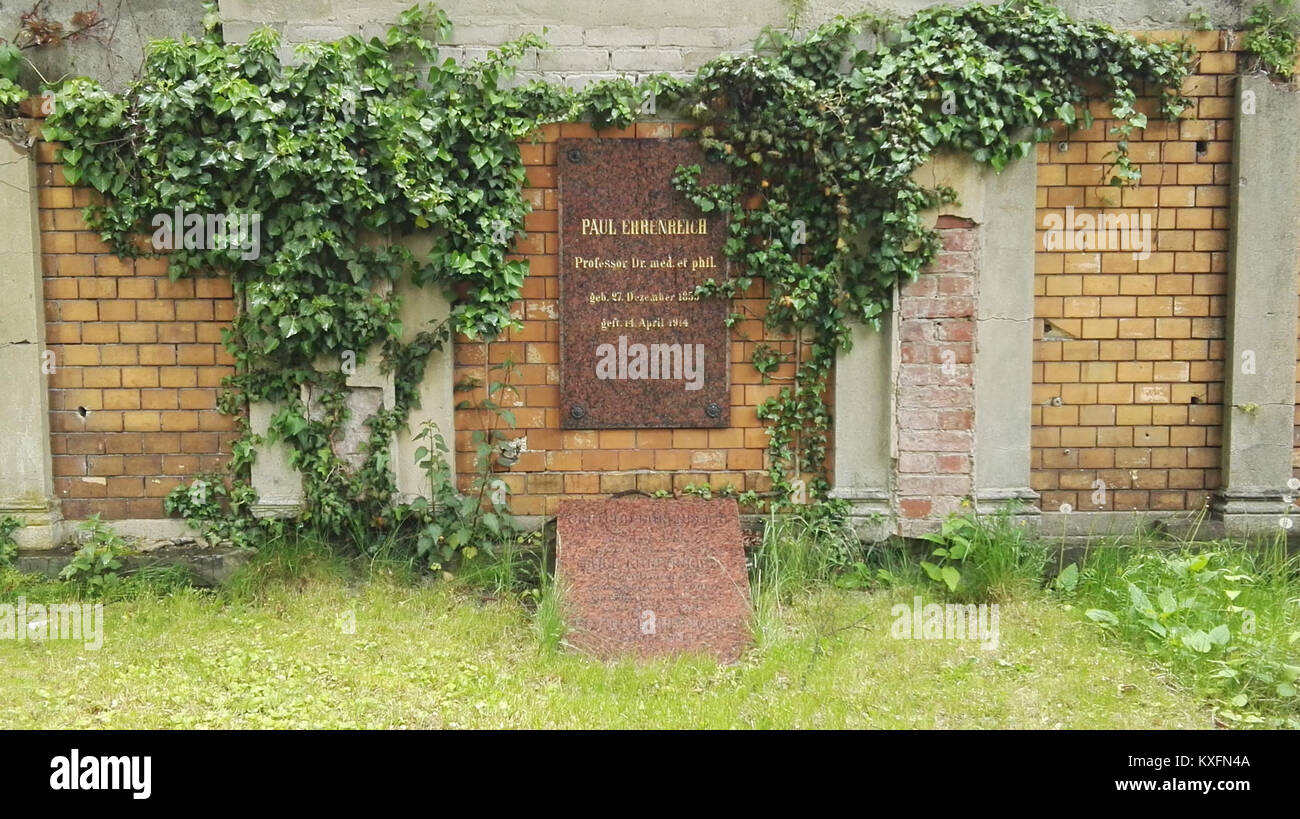 Fotografia dell'antico cimitero della chiesa dei dodici Apostoli di Berlino che mostra tombe storiche, disposizione del cimitero ed elementi architettonici. Foto Stock