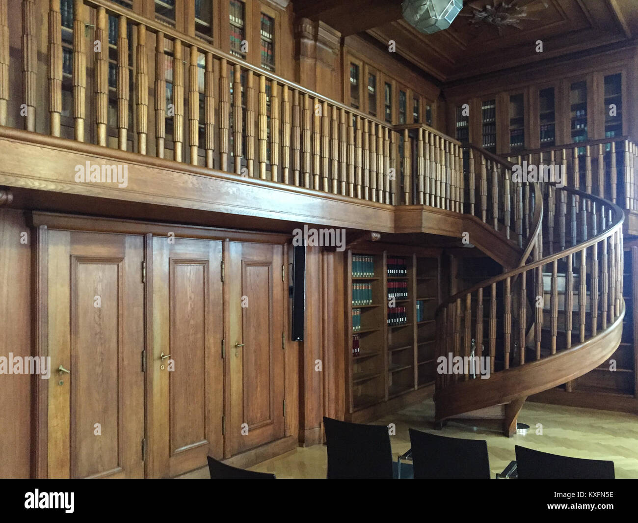 Una fotografia della vecchia sala di lettura presso l'Archivio di Stato sassone di Dresda, Germania, che mette in evidenza il suo design storico degli interni e il suo significato come centro di ricerca e documentazione. Foto Stock