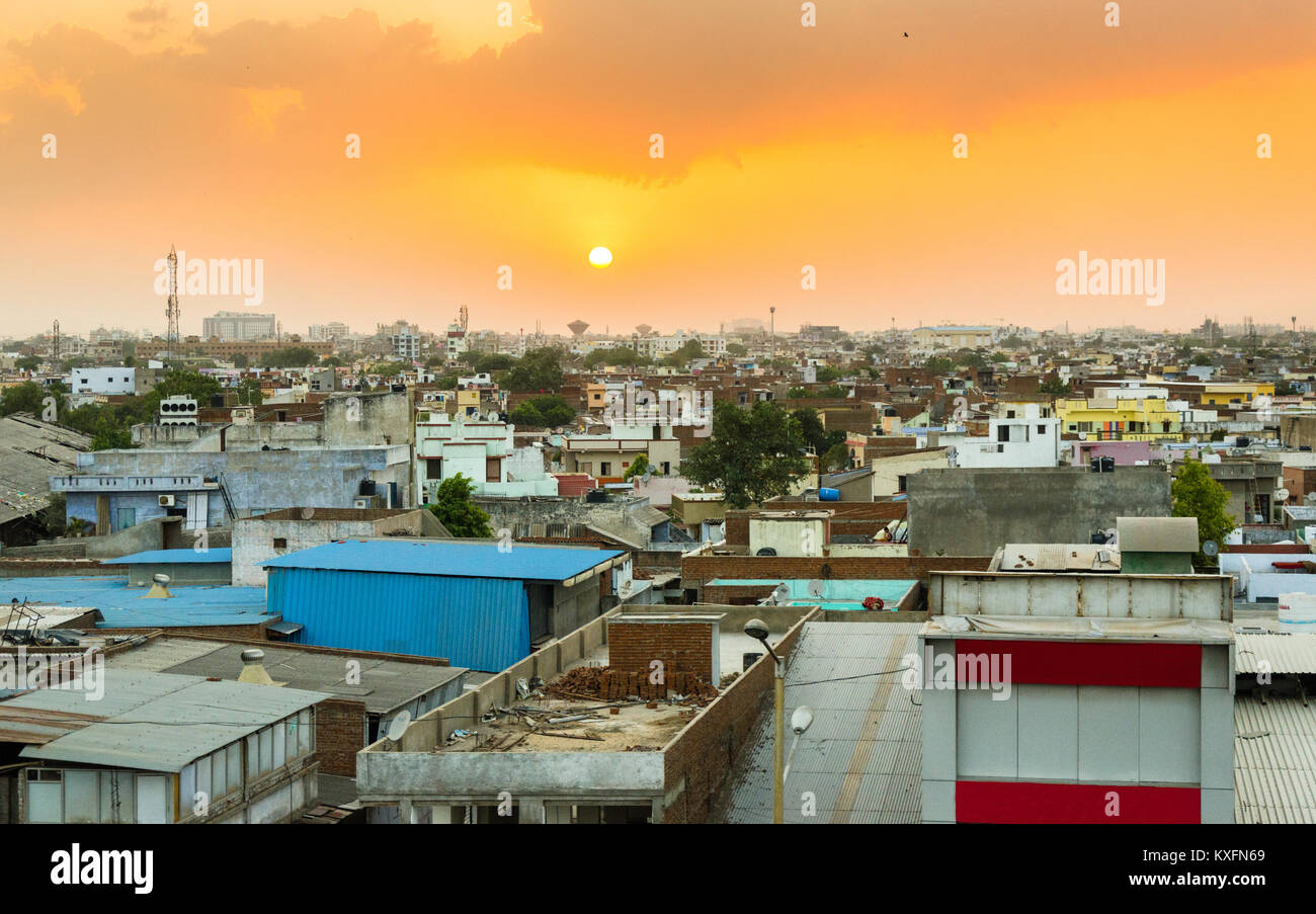 Area densamente popolata di Ahmedabad come si vede dal Ahmedabad - Vadodara Expressway durante il tramonto. Foto Stock