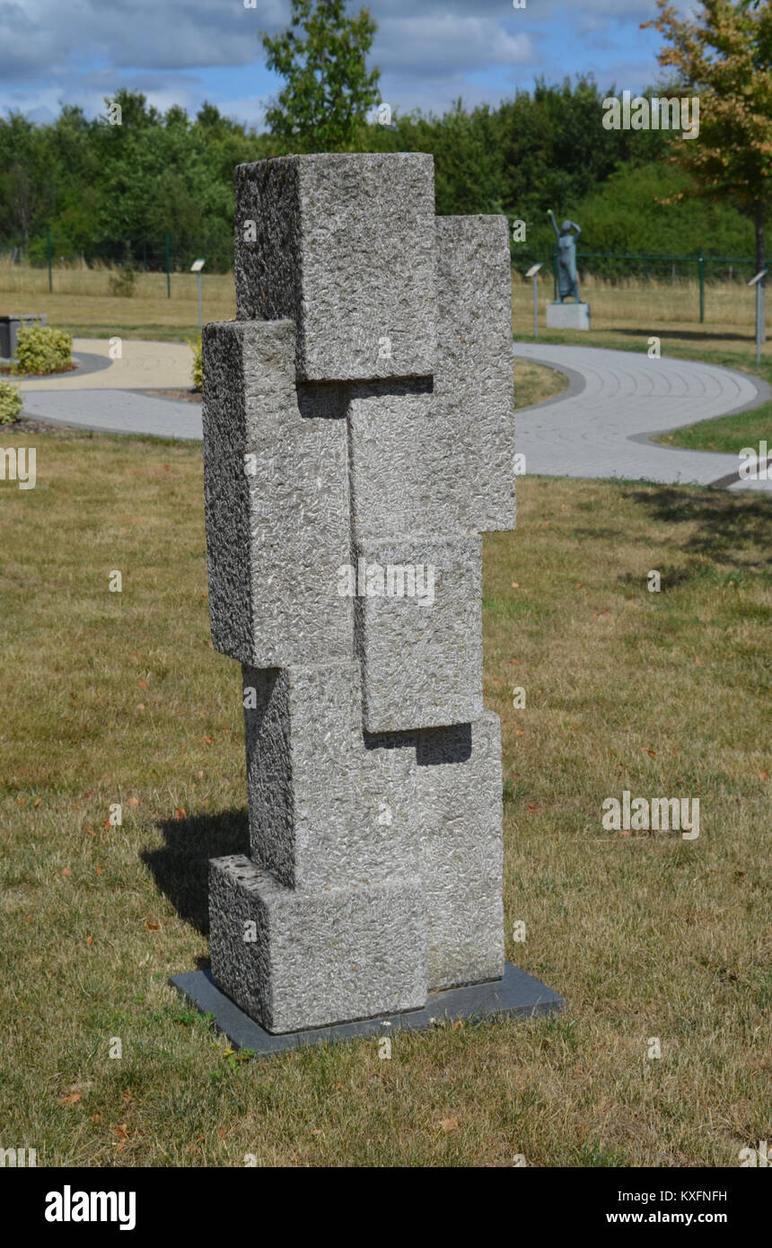 La scultura del Parco di Altkönigstift, creata da Hans Steinbrenner nel 2005, è un'opera d'arte contemporanea situata nel Parco di Altkönigstift. La scultura rappresenta le tendenze artistiche moderne e l'espressione culturale nello spazio pubblico. Foto Stock