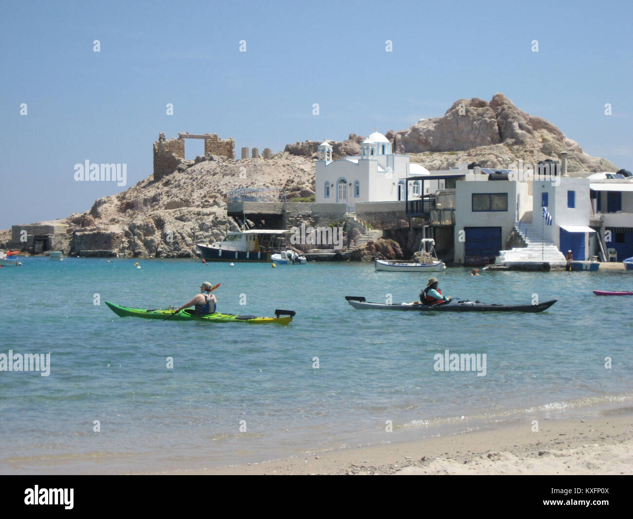 Firopotamos è un piccolo villaggio di pescatori situato sulla costa settentrionale di Milos, in Grecia. È conosciuta per i suoi tradizionali "syrmata", colorati garage per barche costruiti nelle rocce con residenze sopra. Il villaggio presenta una spiaggia tranquilla con acque turchesi, che offre un'autentica esperienza cicladica distinta dalle aree più commerciali. Foto Stock