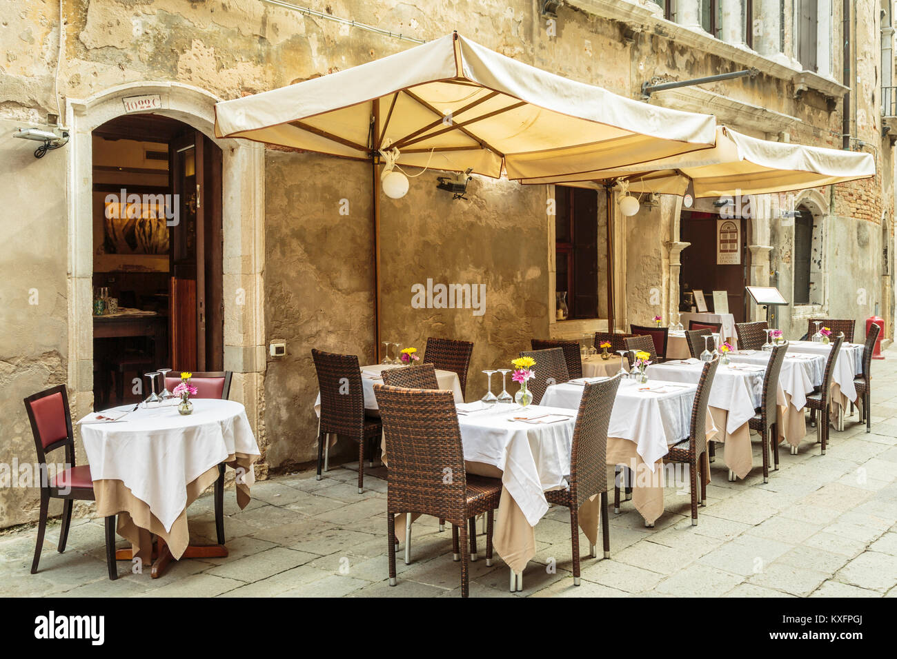 Un ristorante all'aperto in Veneto, Venezia, Italia, Europa. Foto Stock