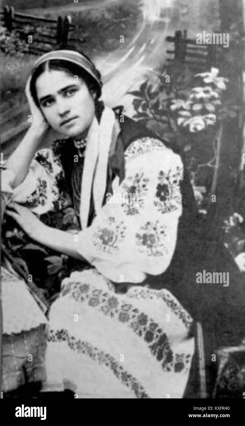 Ritratto o registrazione di Vira Kutynska, una persona di interesse culturale o storico, documentata in trascrizione cirillica e latina. Foto Stock