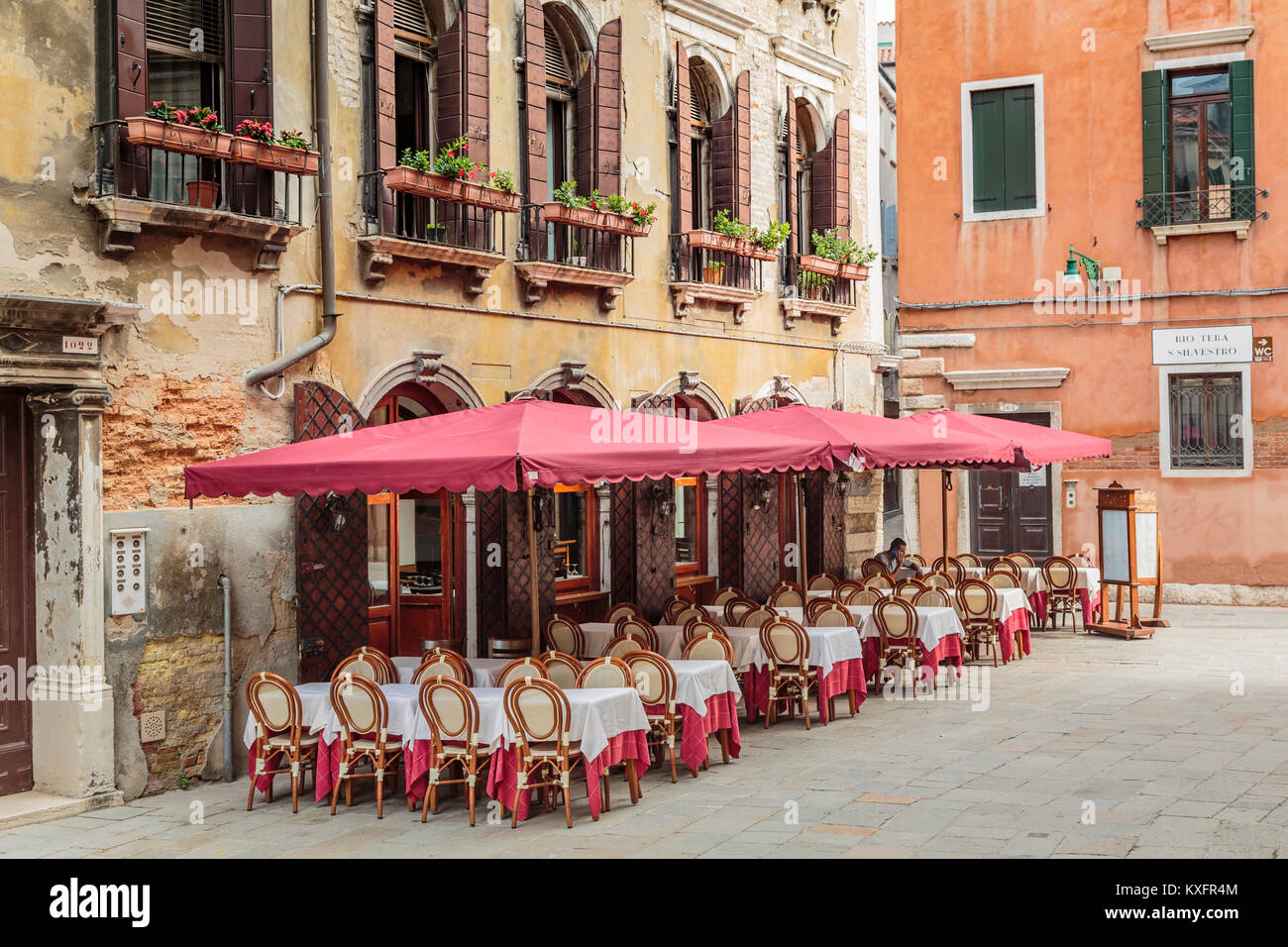 Un ristorante all'aperto in Veneto, Venezia, Italia, Europa. Foto Stock