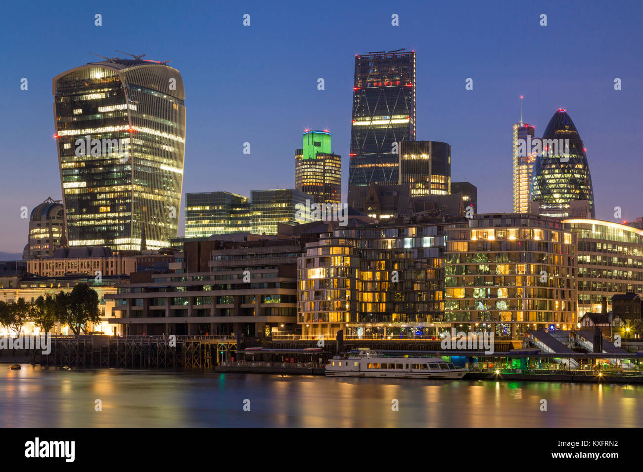 Sera vista sul fiume Tamigi e gli edifici del quartiere finanziario di Londra, Inghilterra Foto Stock