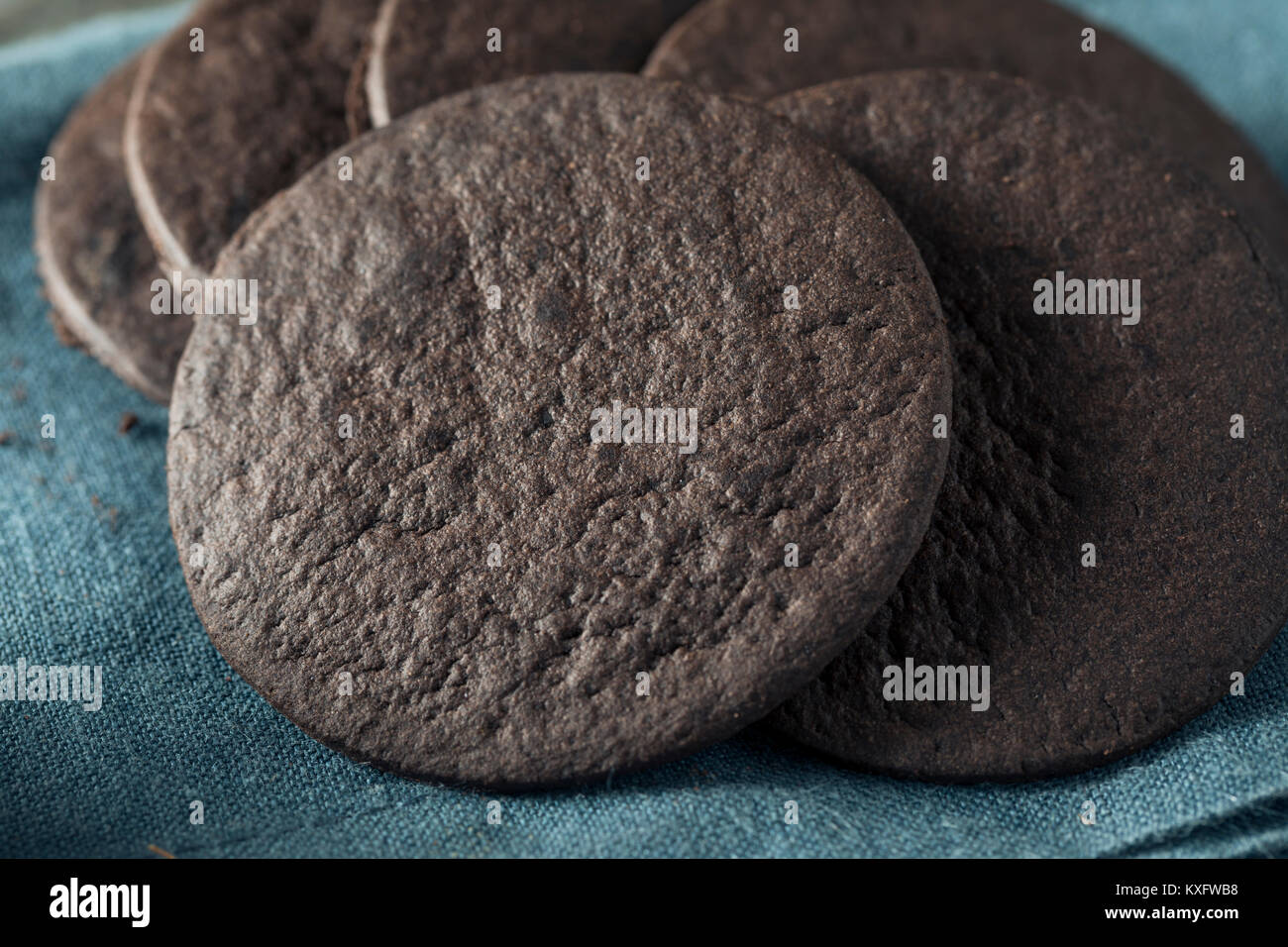 In casa Round wafer al cioccolato cookie in una pila Foto Stock