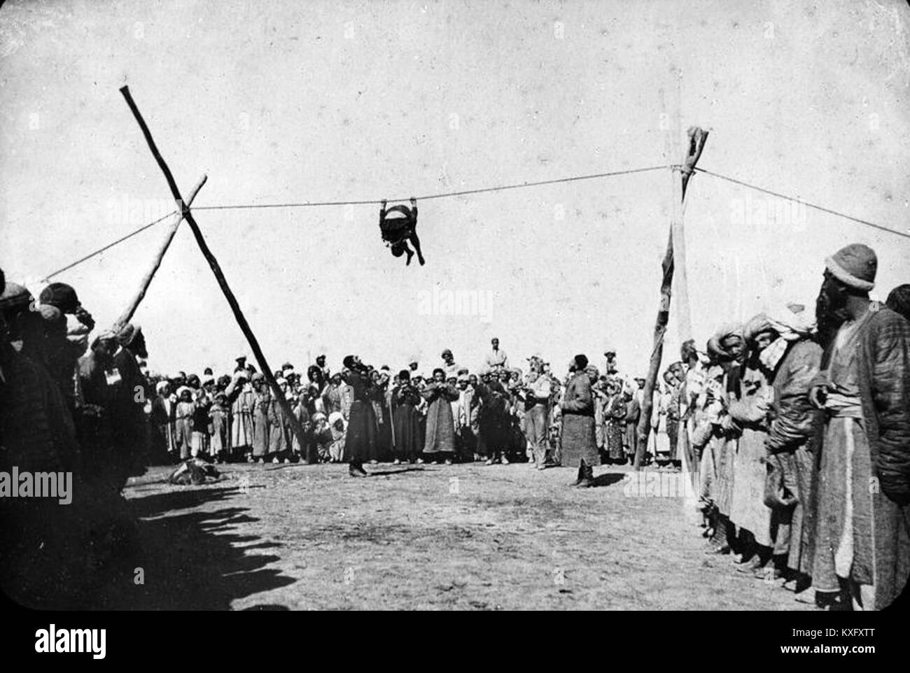 Samarcanda, una delle città più antiche dell'Asia centrale, è rinomata per il suo significato storico, specialmente durante l'Impero timuride. La città è famosa per la sua architettura, tra cui la moschea Registan e Bibi-Khanym, ed è stata un centro chiave per il commercio, la cultura e la scienza nel corso della storia. Foto Stock