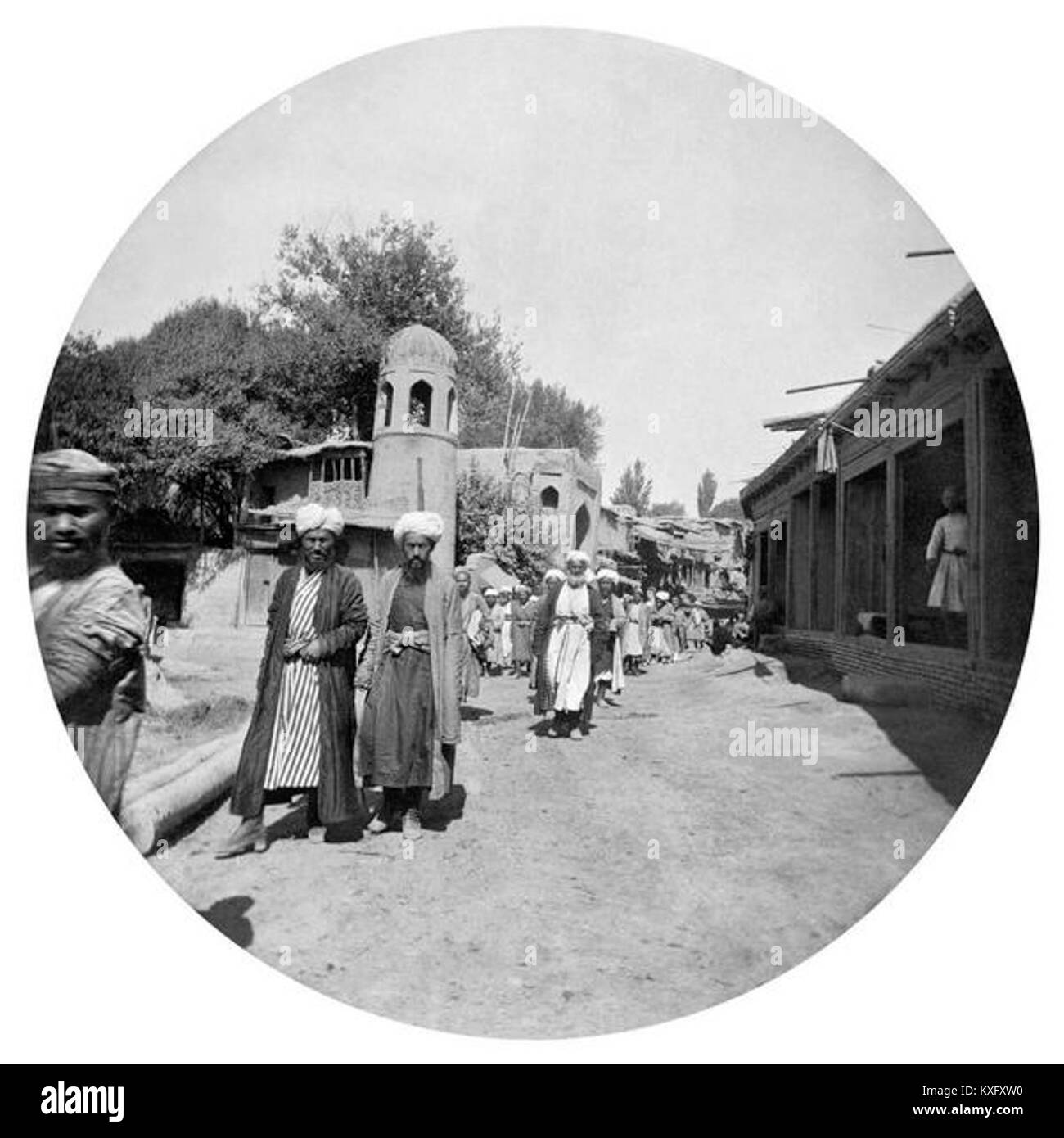 Una fotografia di Samarcanda, Uzbekistan, che mostra l'architettura storica e monumenti come moschee a cupola, minareti e intricate lavorazioni di piastrelle, che riflettono il patrimonio della città della via della seta. Foto Stock