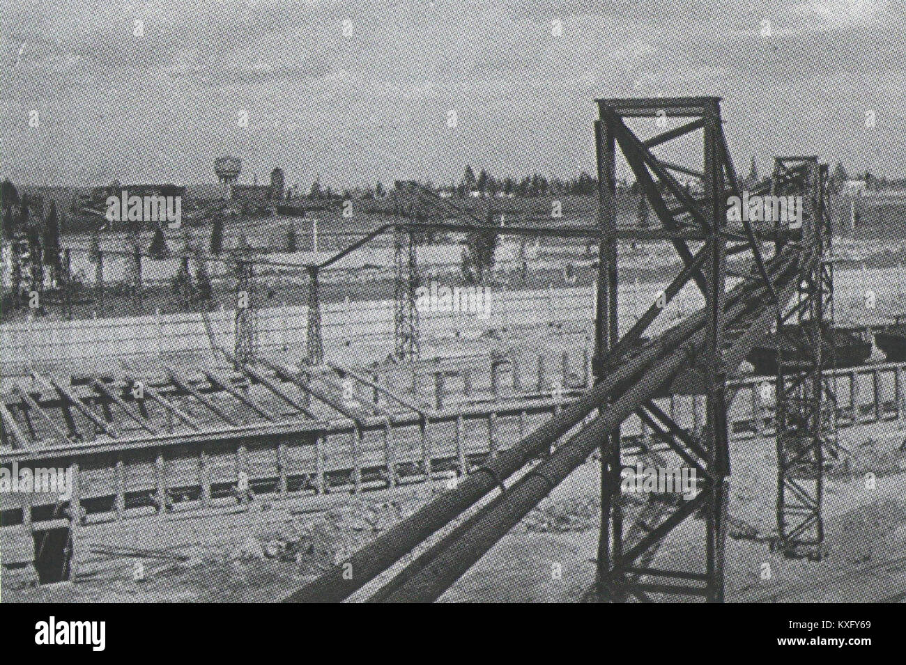 Questa immagine raffigura un collettore di polveri presso l'Ural Mining and Metallurgical Plant (SUMZ) in Russia, un impianto industriale specializzato in metallurgia e lavorazione dei minerali. Foto Stock