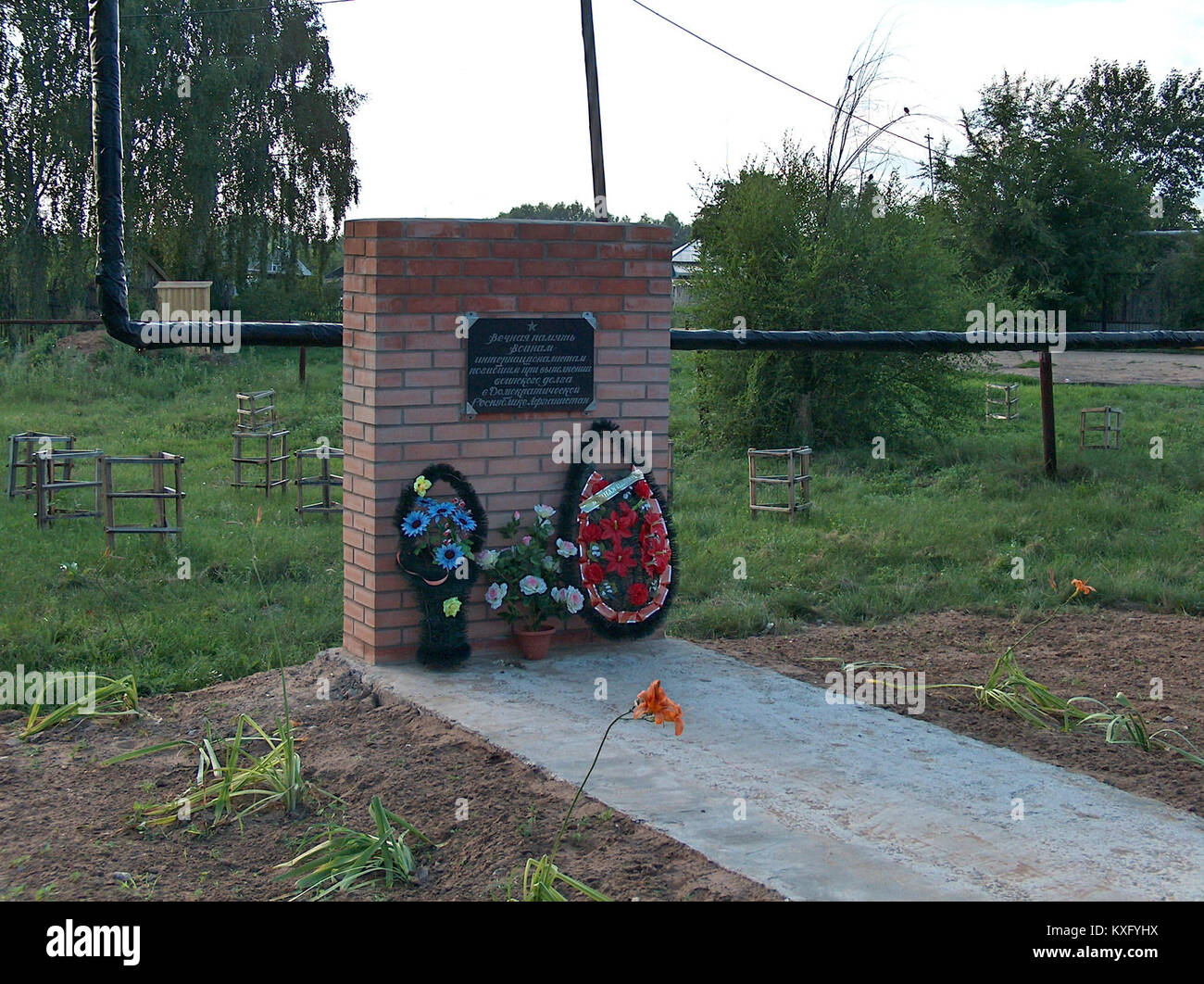 Il monumento a Utyovka, Russia, commemora i soldati del villaggio che hanno prestato servizio e sono morti nella guerra sovietico-afghana (1979-1989). Si erge come un monumento ai veterani locali e alle vittime di guerra. Foto Stock