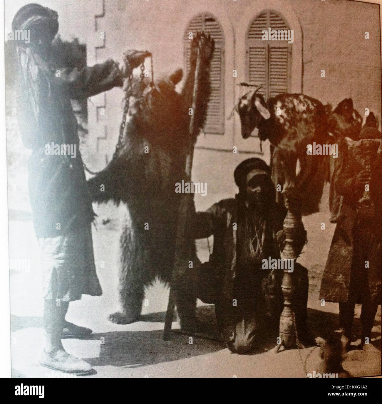 Un titolo di script non riconosciuto o straniero che si riferisce probabilmente a un artefatto o a un elemento storico culturalmente significativo che richiede un'interpretazione contestuale. Foto Stock