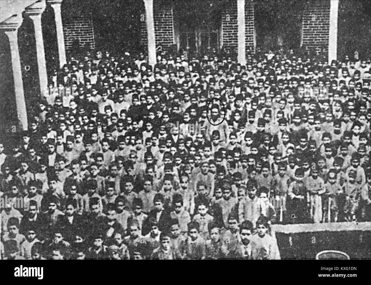 Gli studenti della Talmud Torah academy fanno parte di una lunga tradizione ebraica di educazione religiosa. Questa immagine rappresenta l'importanza dello studio del Talmud nella comunità ebraica, evidenziando la dedizione degli studenti ai testi ebraici e la continuità della borsa di studio ebraica attraverso le generazioni. Foto Stock