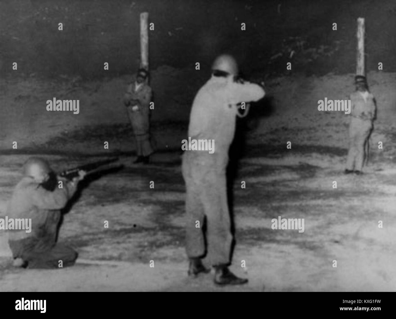 Una fotografia storica che mostra l'esecuzione di diversi individui negli anni '1950, catturando un momento politicamente teso nell'Iran della metà del XX secolo. Foto Stock