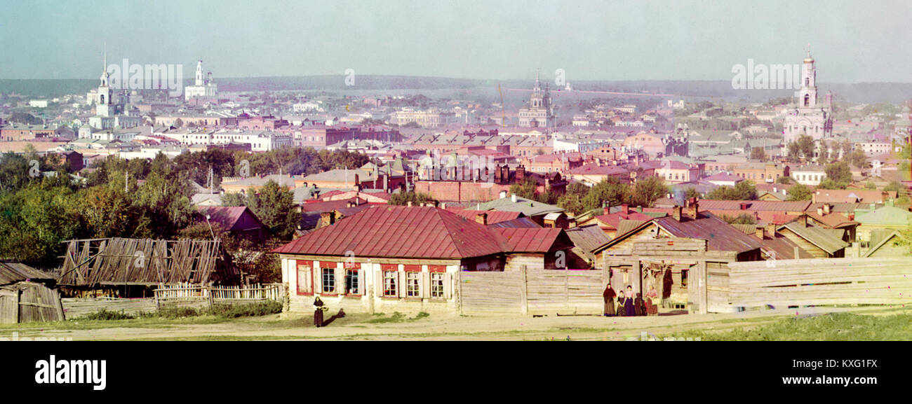 Una fotografia del 1910 che mostra il centro della città di Ekaterinburg, Russia, che mette in evidenza la sua architettura urbana, le sue strade e lo sviluppo dell'inizio del XX secolo. Foto Stock