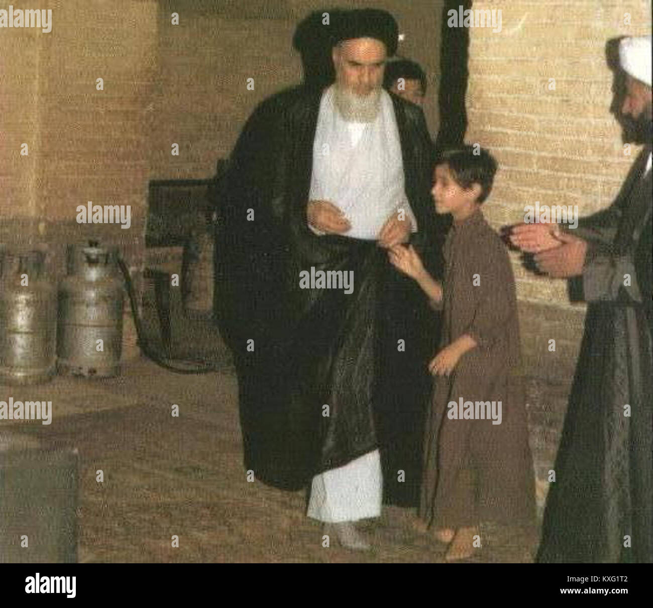Una fotografia storica dell'Ayatollah Khomeini durante il suo periodo di esilio in Iraq, che mostra il suo ruolo di leader religioso prima della rivoluzione iraniana. Foto Stock