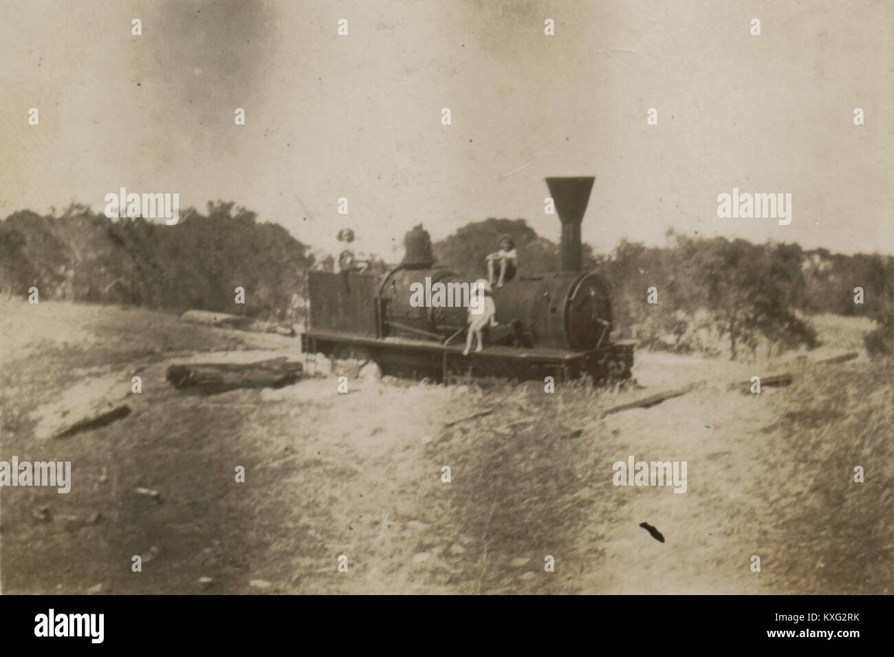 Una fotografia che mostra l'Old loco Ballaratt nella sabbia di Wonnerup, la prima locomotiva ad operare nell'Australia Occidentale nel 1921, costruita da Vickers nel 1875 e significativa nella storia delle ferrovie australiane. Foto Stock