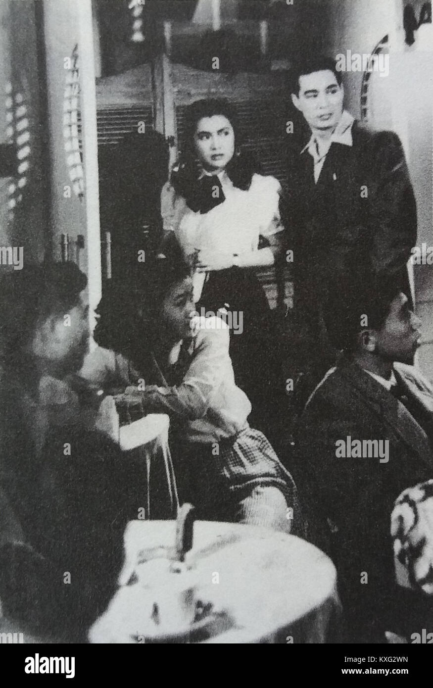 Un film ancora tratto da "Lost Love", che mostra una scena che cattura l'espressione emotiva e l'interazione con i personaggi, tipica del cinema cinese dei primi anni del XX secolo. Foto Stock