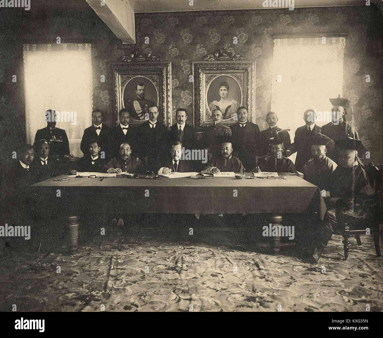 Questo titolo cinese si traduce in *la cerimonia di firma del trattato sino-russo-mongolo*, un evento storico significativo che ebbe luogo all'inizio del XX secolo, coinvolgendo Cina, Russia e Mongolia. Foto Stock