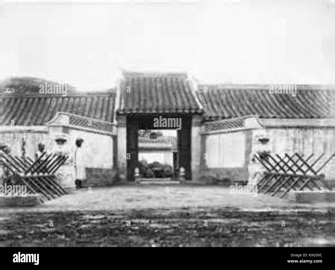 La porta principale della residenza della famiglia Morris a Pechino, in Cina, mostra elementi architettonici tradizionali cinesi combinati con influenze occidentali dell'inizio del XX secolo. Foto Stock