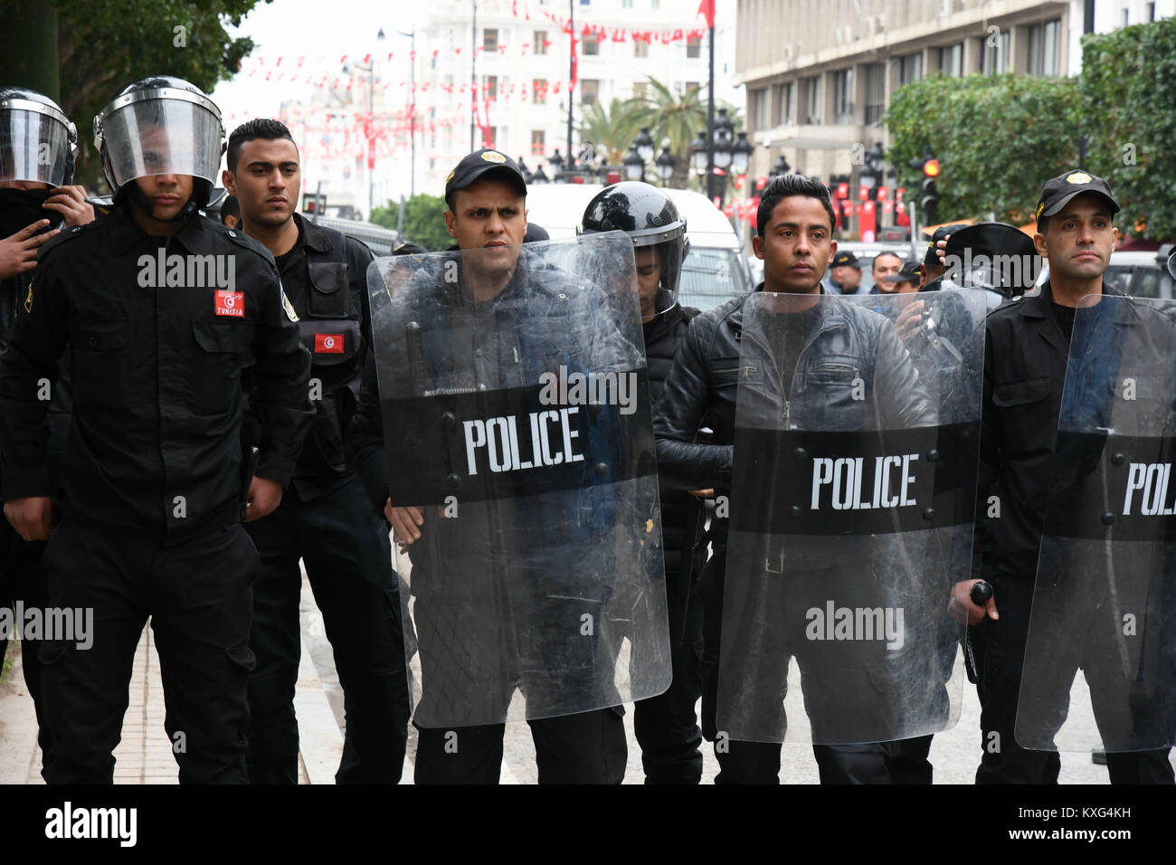 Tunisi, Tunisia. Il 9 gennaio, 2018. Ufficiali di polizia di guardia durante una manifestazione di protesta contro la decisione del governo di aumentare i prezzi del carburante e di altri prodotti per uso quotidiano a Tunisi, capitale della Tunisia, il 9 gennaio, 2018. Credito: Adele Ezzine/Xinhua/Alamy Live News Foto Stock