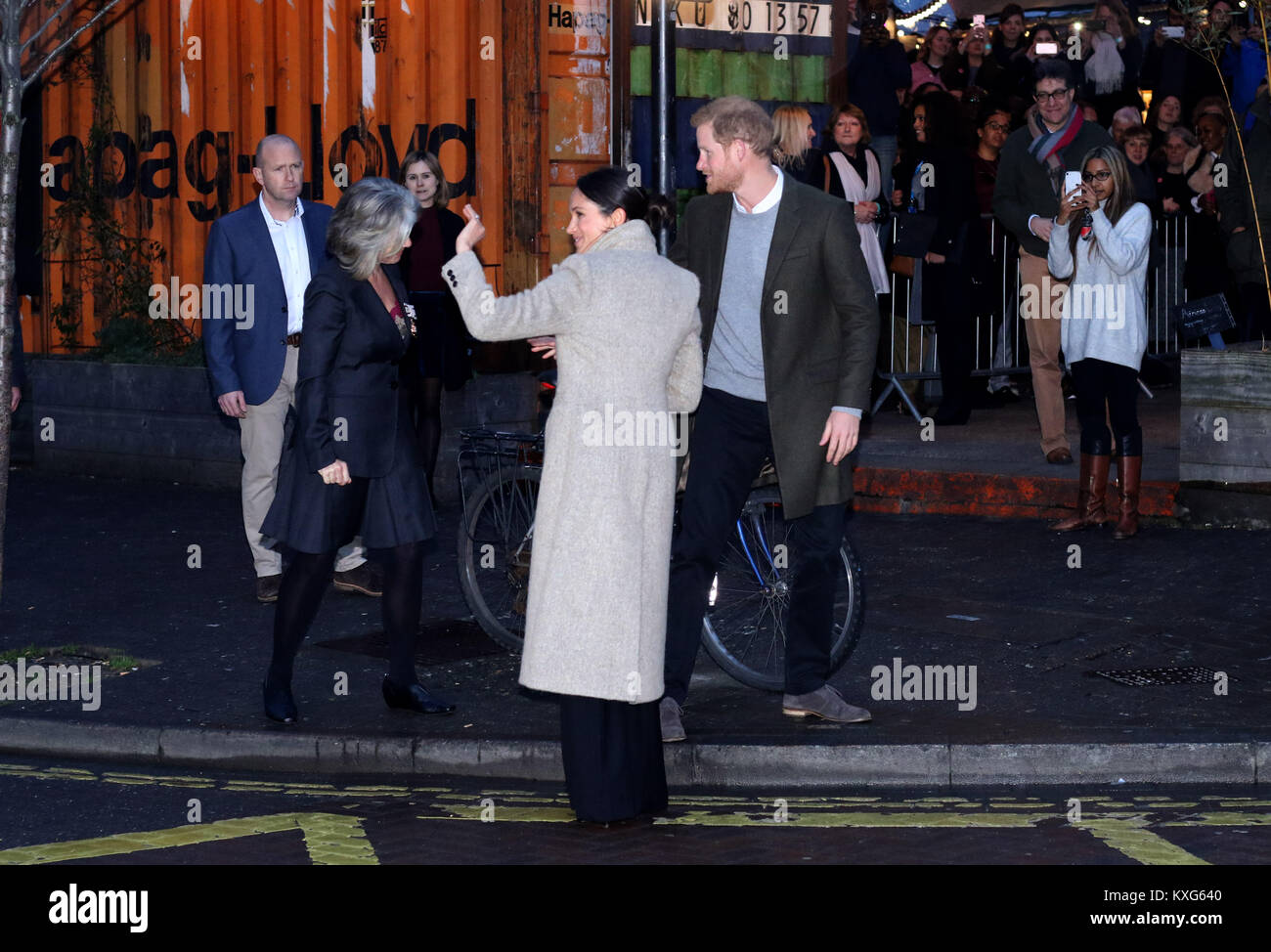 Londra, Regno Unito. 9 Gen, 2018. S.a.r. il principe Harry (Galles), e la sua fidanzata Meghan Markle, visitare il Reprezent studios di Brixton, Londra. S.a.r. il principe Harry (Galles) e Meghan Markle al POP Brixton, a Londra il 9 gennaio 2018 Credit: Paolo Marriott/Alamy Live News Foto Stock