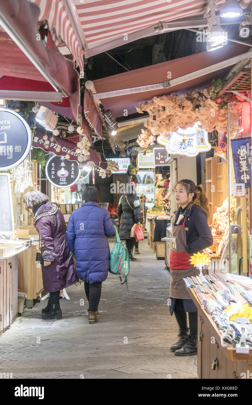 Shanghai, Shanghai, Cina. 8 Gen, 2018. Shanghai, Cina-8Gennaio 2018:(solo uso editoriale. Cina OUT) Tianzifang, situato nel distretto di Huangpu, è una ben nota attrazione turistica a Shanghai. Tianzifang si è trasformata da legacy architetture residenziali e fabbriche in un artistico alloggiamento area bar, caffetterie, negozi di artigianato, studi di design, gallerie e boutique. È ardentemente sostenuto da una folla di yuppies, trend setter, i progettisti e gli espatriati, che cadono per la tentazione di vecchie abitazioni Shikumen (pietra con cornice porta-case) e le corsie con infinita novità. (Credito Immagine: © SIPA Foto Stock