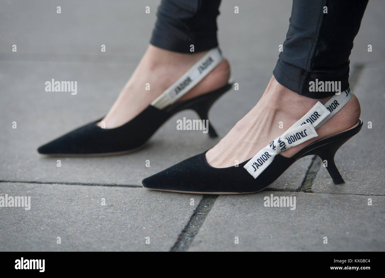 Street Style dal giorno uno del London Fashion Week Mens AW 2018.  L'immagine mostra una coppia di metà del tacco posteriore slick scarpe da  Christian Dior Foto stock - Alamy